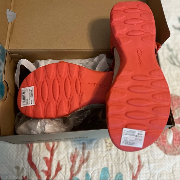 New in box Clark’s adjustable comfort sandals - Picture 4 of 7